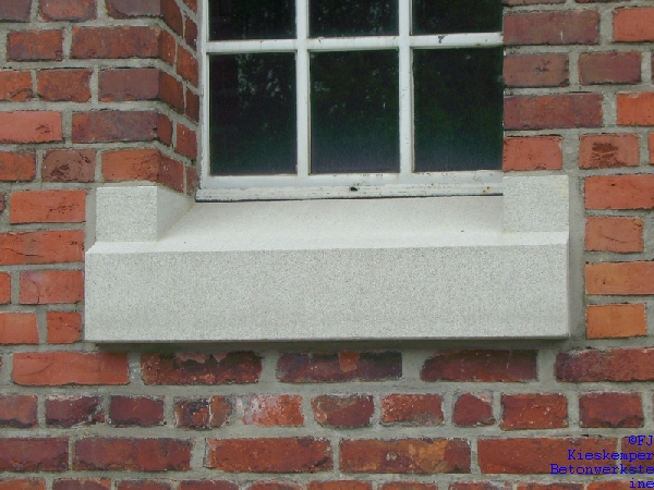 Betonwerksteinfensterbank scharriert mit beidseitigen Aufkantungen