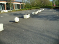 Parkplatzteilung (HBZ) mit Trögen und Kugeln   Durchmesser  50 cm