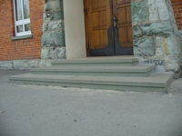 Treppenanlage:  grün mit Profil in Sandstrahleffekt ( Schule in Hoetmar )