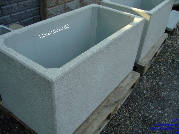 Wasserbehälter:  gestockte Aussenflächen mit Messingschaftventil und Kupferüberlaufrohr